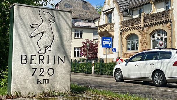 Der Stein, den jeder Baden-Badener kennt – „Berliner Meilenstein“ vor 60 Jahren enthüllt 