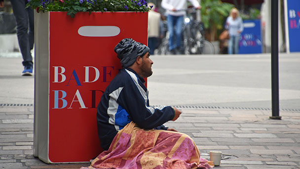 Organisiertes Betteln in Baden-Badener Innenstadt – „Bosse im Hintergrund“ – Rathaus rät kein Geld in die Sammelkörbchen zu werfen
