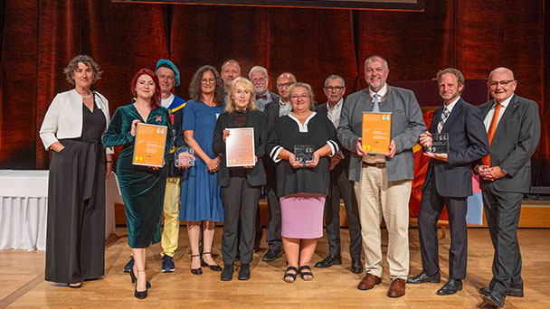 Jacob-Grimm-Preis und Kulturpreis Deutsche Sprache in Baden-Baden vergeben – „Mut, ihre Lieder auf Deutsch zu singen“ Jacob-Grimm-Preis und Kulturpreis Deutsche Sprache in Baden-Baden vergeben – „Mut, ihre Lieder auf Deutsch zu singen“