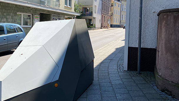 Verärgerte Anwohner in Lichtental – Radar-Trailer mitten auf dem Gehweg 