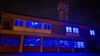 Feuerwehrhaus in Sinzheim blau beleuchtet – „Wir sind auch weiterhin für Sie da!“