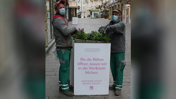 Blühende Baden-Badener Innenstadt - Blumentaschen zur Oster-Edition des Festspielhauses