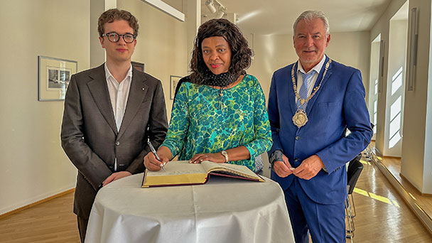 Kenianische Botschafterin verewigt sich im Goldenen Buch von Baden-Baden – Austausch mit OB Späth