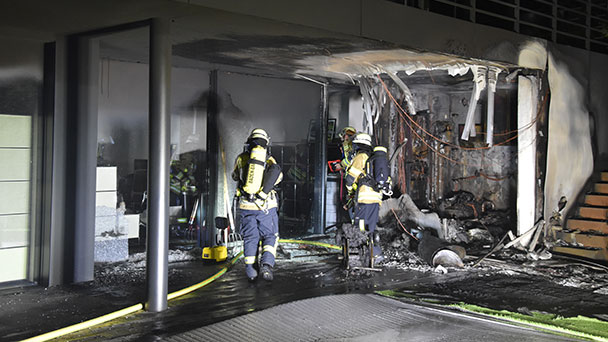 Gebäude in Karl-Hesselbacher-Straße nicht bewohnbar – Feuerwehrmann vorsorglich ins Krankenhaus gebracht – Siebenstelliger Schaden