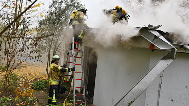 Staatsschutz ermittelt in Baden-Baden – 500.000 Euro Schaden nach mutmaßlicher Brandstiftung – Polizei sucht Zeugen 
