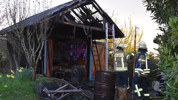 Feuerwehr löscht brennende Hütte in Steinbach – Ausbreitung des Feuers verhindert