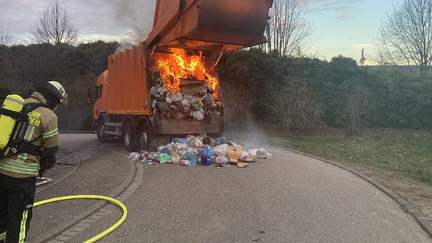 Müll-Lastwagen in der Cité in Flammen – Fenster der angrenzenden Gebäude wurden geschlossen