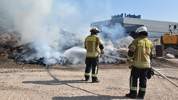Heute Morgen Feuer bei Firma in Steinbach – Feuerwehren aus Baden-Baden und Steinbach löschten den Brand