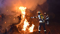 Um Mitternacht brannte es in Haueneberstein lichterloh – Baden-Badener Feuerwehr kämpfte vier Stunden mit brennenden Strohballen 