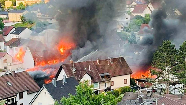 Großbrand in Michelbach bei Gaggenau – Ehemaliger Holzverarbeitungsbetrieb und Wohnhaus in Flammen – 25 Anwohner evakuiert