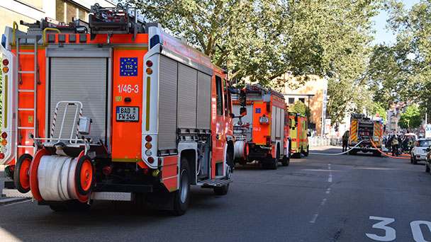 Feuer in Baden-Badener Rheinstraße durch defekte Waschmaschine – Feuerwehrmann verletzt 