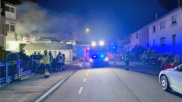 Feuer in Haueneberstein – Feuerwehr rettet Bewohner von Balkon 
