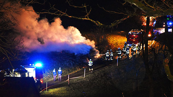 Feuer in Lichtental – Hütte lichterloh in Flammen – Polizei sucht Zeugen