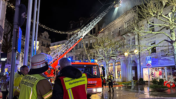 Bisher nur Spekulationen zur Brandursache in Baden-Badener Innenstadt – OB Späth und Bürgermeister Krammerbauer an der Unglücksstelle