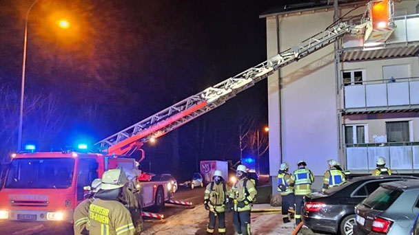 Bilanz der Feuerwehr Baden-Baden zum Jahreswechsel – Einsatzkräfte und Feuerwehrfahrzeug „gezielt mit Raketen und Böllern beschossen“ – Auch verirrten Hund gerettet
