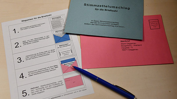 Flut von Briefwahl-Anträgen in Gaggenau – Wahlleiterin Tanja Riedinger und der Rathaus-Briefkasten – „Wir leeren mehrfach auch am Wochenende“