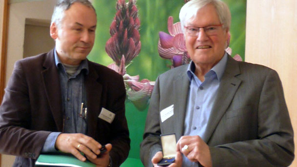 Wieder eine Auszeichnung für Gunter Kaufmann – Schwerwiegende Eingriffe in Rheinauen bei Daimler-Ansiedelung verhindert – Ehrennadel des Naturschutzverbandes