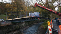 Fünf Tonnen schwere Brücke über der Oos – Handwerkersteg in zwei Wochen begehbar