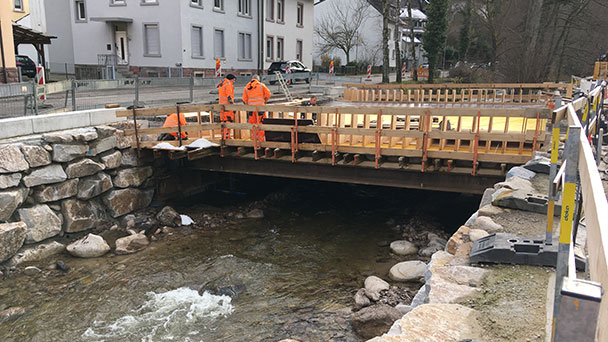 Holzhofbrücke in Lichtental sieht schon stabil aus – Noch einige Verkehrsbehinderungen zu erwarten