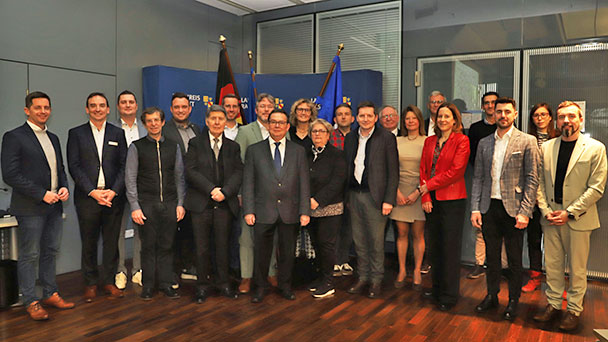 Badische und elsässische Bürgermeister halten die Fahne hoch – Bürgermeister am Rhein – Initiative des Landkreises Rastatt