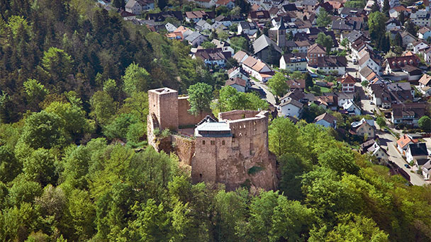 Das Land macht ernst – Burg Alt-Eberstein in Baden-Baden bleibt ab 1. September dunkel – Beleuchtung an Kulturdenkmälern wird abgestellt oder begrenzt