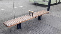 Etwas mehr Halt im öffentlichen Raum – Griffe für Sitzbänke in Buswartehallen