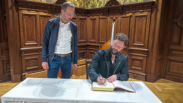 Britischer Sänger Calum Scott in Baden-Baden – „Alles Liebe“ im Goldenen Buch