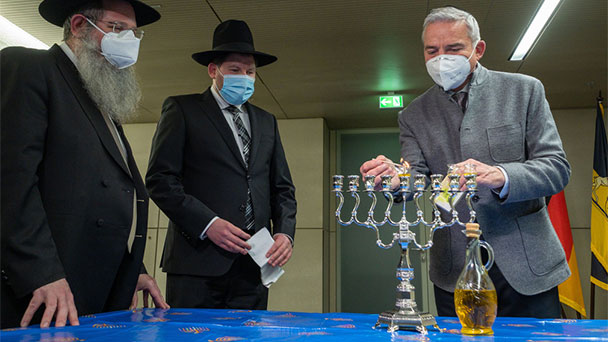 Auch Minister Strobl feiert Chanukka – Gemeinsam mit Rami Suliman und Barbara Traub Kerzen entzündet 