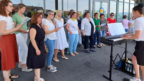 Singende Frauen vor Supermärkten in Hügelsheim, Iffezheim und Wintersdorf – So geht Entspannung beim Einkaufen Singende Frauen vor Supermärkten in Hügelsheim, Iffezheim und Wintersdorf – So geht Entspannung beim Einkaufen