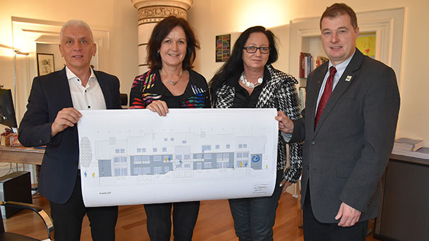 Lebenshilfe übergibt Bauantrag – Teilumnutzung der Wohnstätte in Steinbach – Wohnen, Tagesbetreuung und Verwaltung