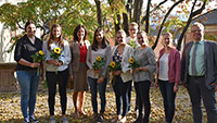 Sonnenblumen im Baden-Badener Rathaus - OB gratuliert jungen Mitarbeitern