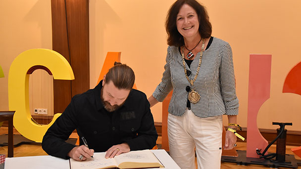 „My career started here“ - Pop-Festival-Gast Rea Garvey im Goldenen Buch Baden-Badens