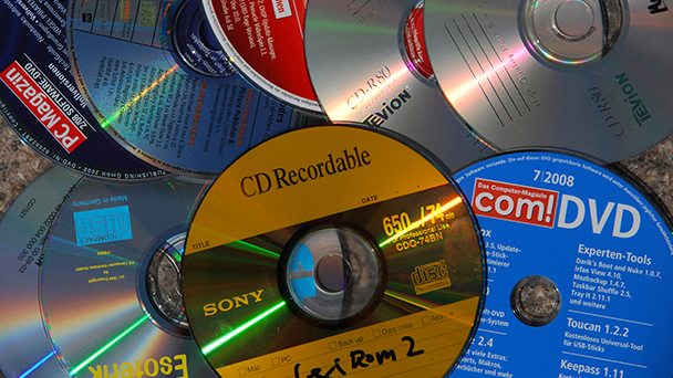 Rathaus appelliert Erdöl zu sparen - Alte CDs und DVDs recyceln 