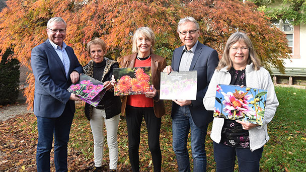Flower Power in Lichtentaler Allee – Neuer Dahlienkalender übergeben