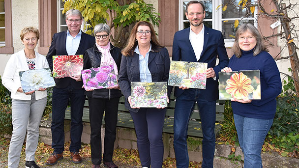 Baden-Badener Fotokünstlerin Nathalie Dautel aus dem Dahliengarten in der Lichtentaler Allee – Übergabe Dahlienkalender 2025