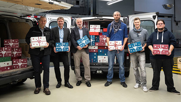 Mercedes-Benz Rastatt will zu Weihnachten ein Lächeln schenken - Päckchen in Zusammenarbeit mit Caritas Diakonie und Sozialamt 