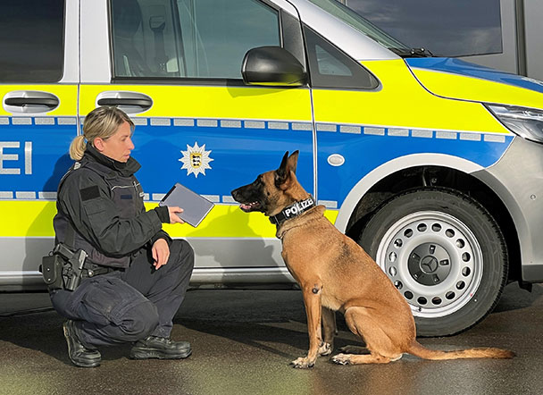 Unglaublich, aber wahr – Innenminister Strobl informiert über „erste Datenträgerspürhunde“