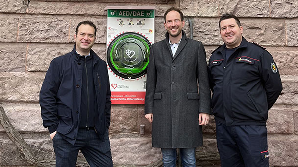 „Lebensretter“ Defibrillator jetzt auch in Ebersteinburg – Ohne Kosten für die Stadtverwaltung 