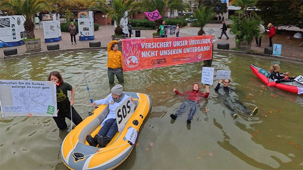 Bootsfahrt auf Baden-Badener Augustaplatz – Protest gegen Rückversicherer-Meeting