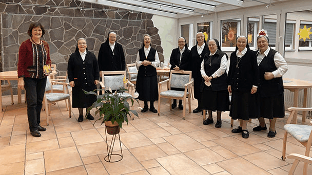 OB Mergen bei den Klosterschwestern – Einen Korb mit Schokolade OB Mergen bei den Klosterschwestern – Einen Korb mit Schokolade