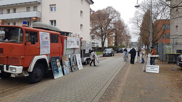 Corona-Diskussionen in Baden-Baden und dem Landkreis Rastatt – Bürgerinitiative und Partei dieBasis in altem Feuerwehrauto unterwegs
