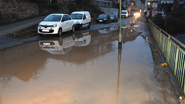 Baden-Badener Eisenbahnstraße überflutet – Feuerwehr, Polizei und Stadtwerke am Donnerstagnachmittag im Einsatz