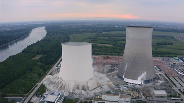 Spektakuläres VIDEO vom Zusammenbruch der Kühltürme in Philippsburg – Sprengung heute Morgen – Symbol für Atomausstieg