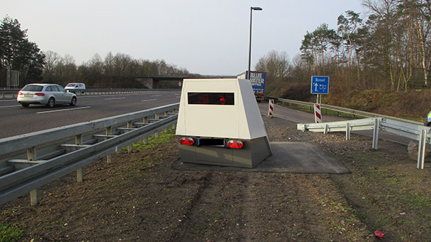 Radar-Rekord rund um Baden-Baden – 11.200 Überschreitungen mit „Enforcement Trailer“ gemessen