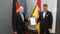 Amtsantritt in schwierigen Zeiten – Kreisrat Hartwig Rihm übergibt Ernennungsurkunde an Landrat Christian Dusch