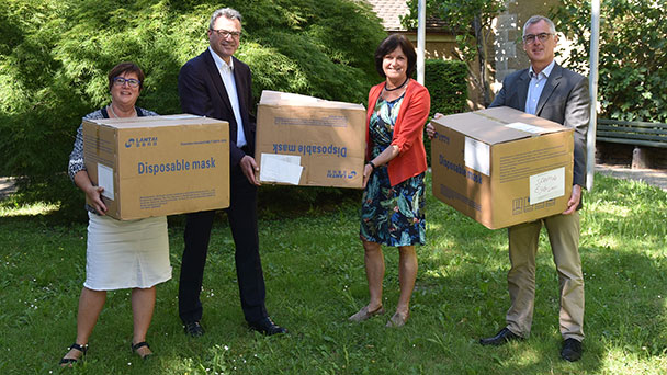 Masken für die Kinder – OB Margret Mergen und FBB-Stadtrat Martin Ernst waren dabei, der Spender fehlte 