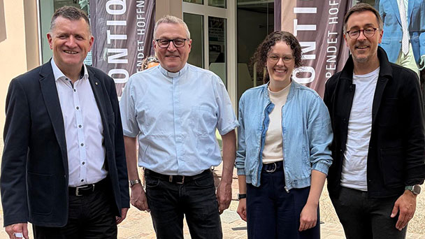 „Grußwort des ehrenamtlichen Stellvertreters des Oberbürgermeisters Ansgar Gernsbeck“ – Pfarrer Lorenz Seiser: „Was haben Kleider und Recycling mit Gott zu tun“?