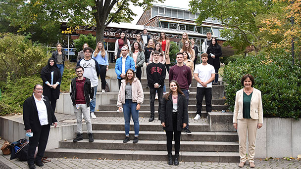 Begehrtes freiwilliges soziales Jahr – OB Mergen begrüßt neue FSJler