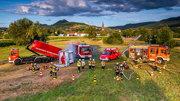 Entspannter Einsatz der Feuerwehr am Stadtmuseum Baden-Baden – Kinder können Feuerwehrautos aus Steinbach erkunden