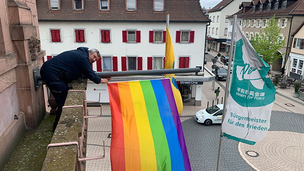 Regenbogenfahne über Rathaus in Bühl – „Gegen Homo-, Bi-, Inter- und Transphobie“